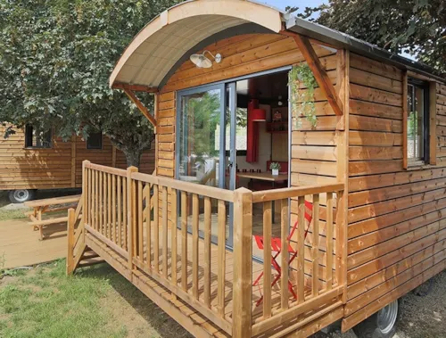 Accommodation - Gipsycar Grand Bornand - 22M² - 2 Bedrooms - image n°2 - Campasun Camping Le Clos du Pin