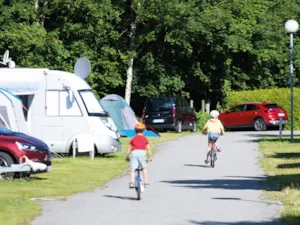 Emplacement - Nature Package (1 tent, caravan or motor home / 1 car) - Campasun Camping Le Clos du Pin