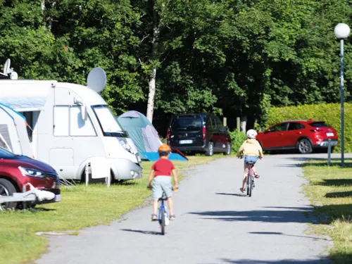 Emplacement - Forfait Emplacement (1 Tente, Caravane Ou Camping-Car / 1 Voiture) - image n°1 - Campasun Camping Le Clos du Pin