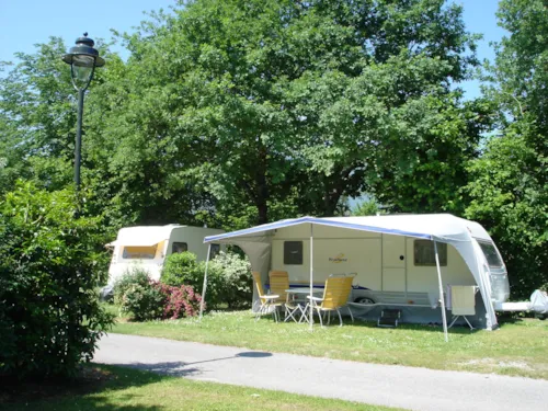 Kampeerplaats(en) - Standaard Kampeerplaats 10A _ Caravan, Bestelwagen Of Tent - image n°2 - Camping Europa