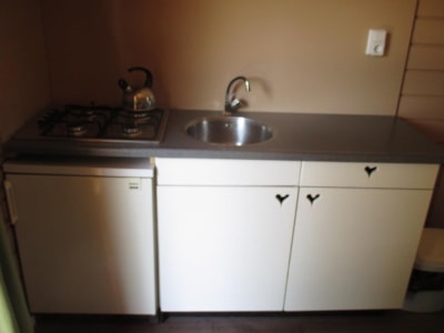 Hiking lodge with heating and fridge — 5