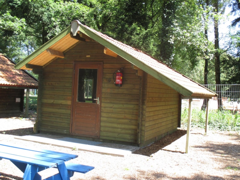 Vakantiehut met servies, kachel en koelkast
