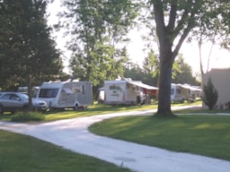 Emplacement - Emplacement + Tente/Caravane/Voiture/Camping-Car Avec Electricite - Camping Couleurs du Monde