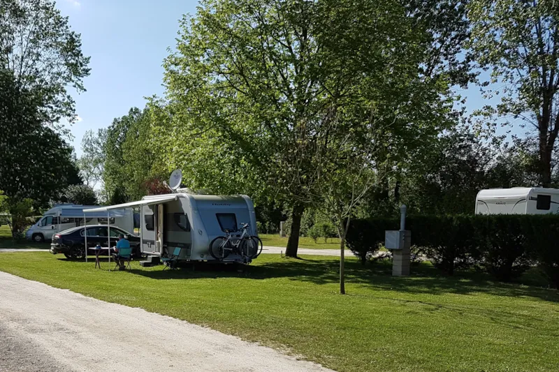 Emplacement + Tente/Caravane/Voiture/Camping-Car Avec Electricite