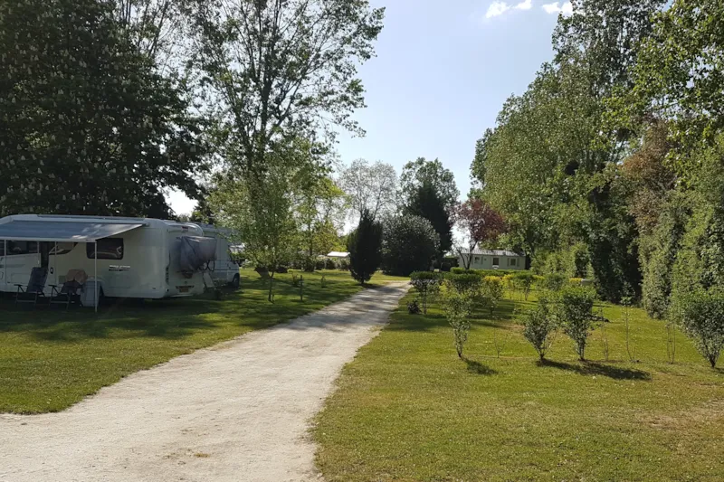 Emplacement + Tente/Caravane/Voiture/Camping-Car Avec Electricite