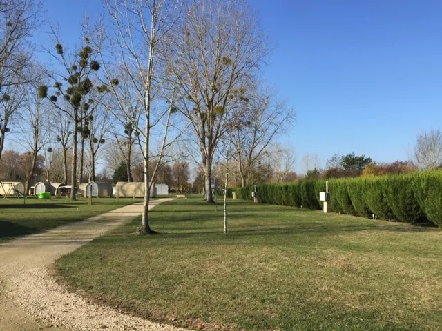 Emplacement - Emplacement Avec Réfrigérateur - Camping Couleurs du Monde