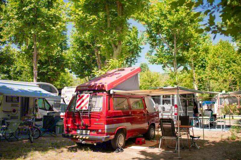 Campingplaats "Gele" (tent/caravan of kampeerauto + elektriciteit 4A + auto) 60/90 m²