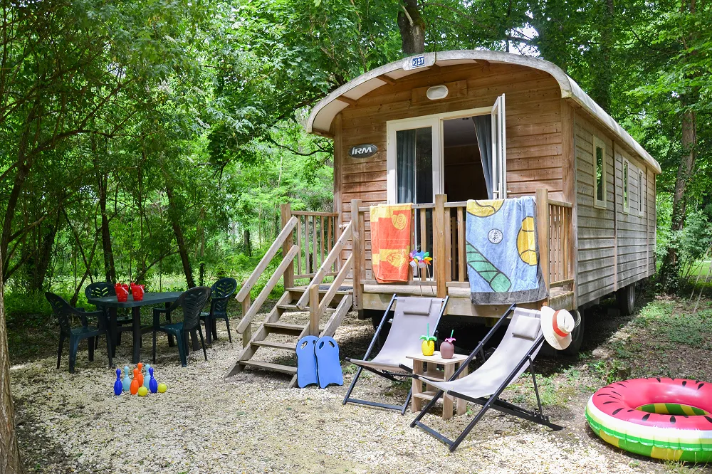 Huuraccommodatie(s) - Roulotte Standard 20M² (2 Kamers) - Tuinmeubilair - Flower Camping La Sagne