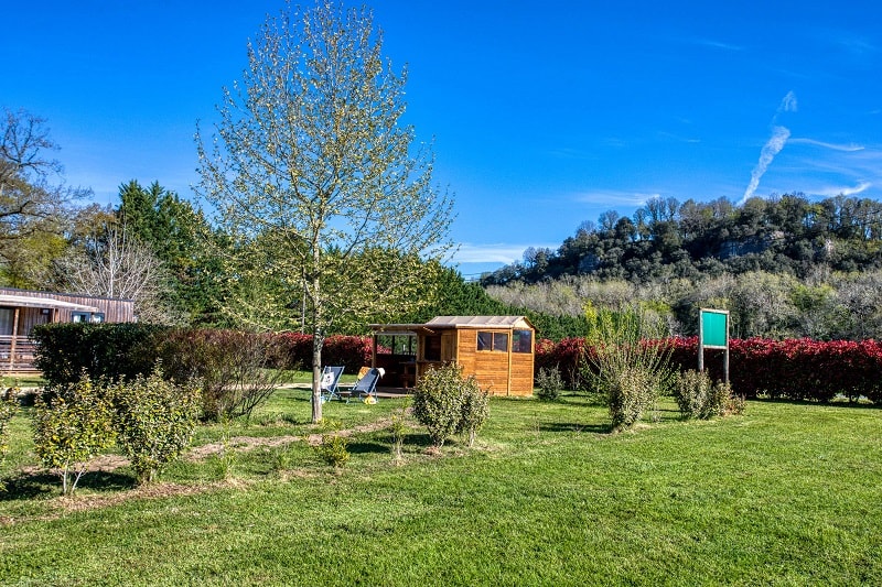Forfait Premium Freecamp Guinguette - emplacement équipé d'une douche et d'un sanitaire privés.