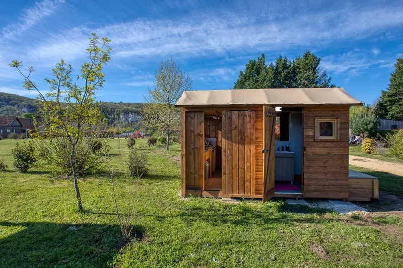 Forfait Premium Freecamp Guinguette - Emplacement Équipé D'une Douche Et D'un Sanitaire Privés.