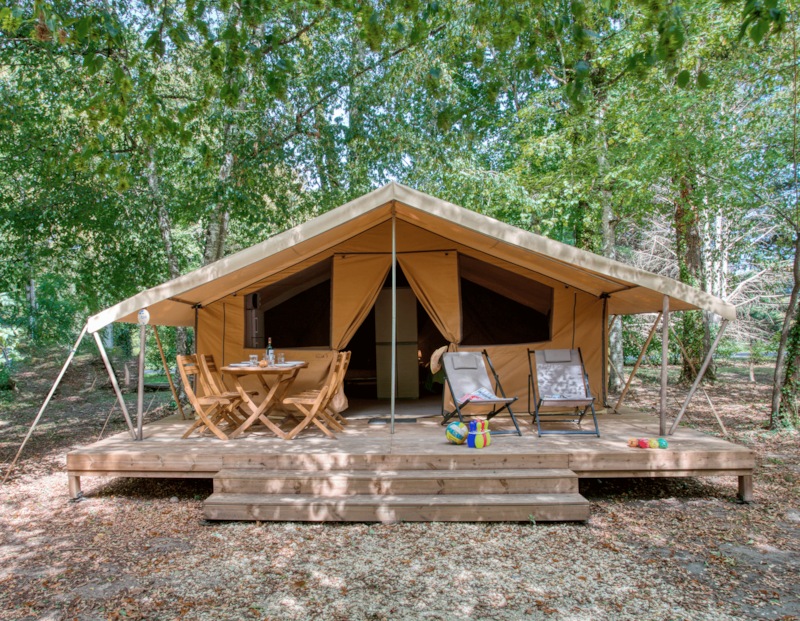 Tente Safari Confort 25m² (2 chambres) - sans sanitaires + terrasse couverte