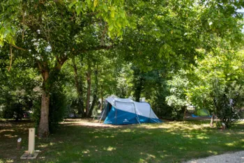 Stellplatz - Stellplatz Nature (Zelt, Wohnwagen, Wohnmobil / 1 Auto) - Flower Camping La Sagne