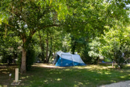 Kampeerplaats(en) - Natuurpakket (1 Tent, Caravan Of Camper / 1 Auto) - Flower Camping La Sagne