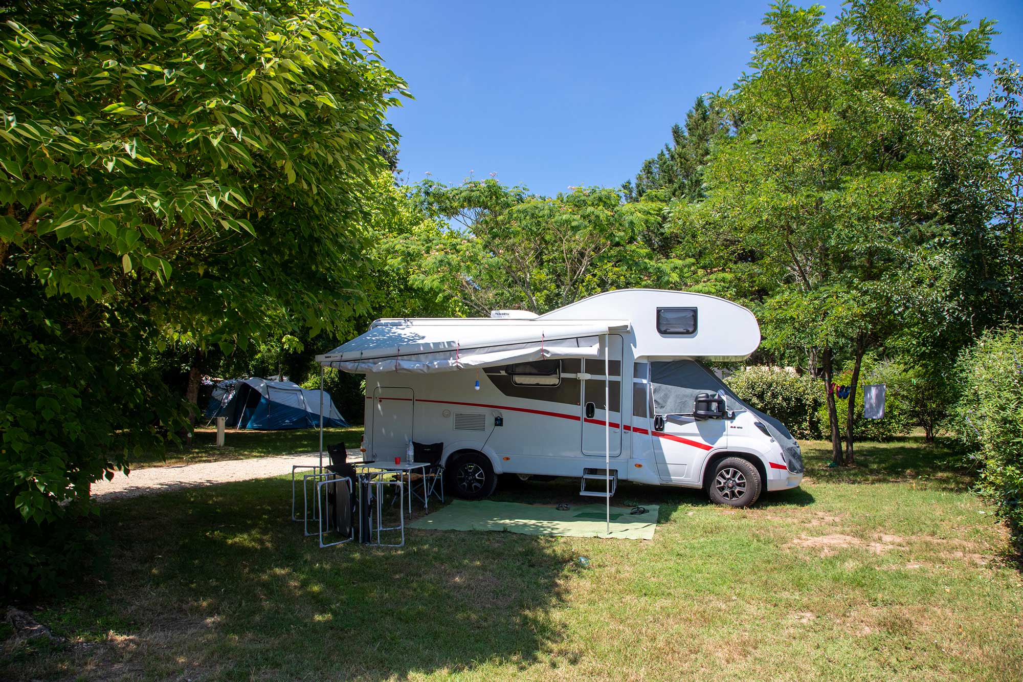 Forfait Confort avec électricité (1 tente, caravane ou camping-car / 1 voiture / électricité)
