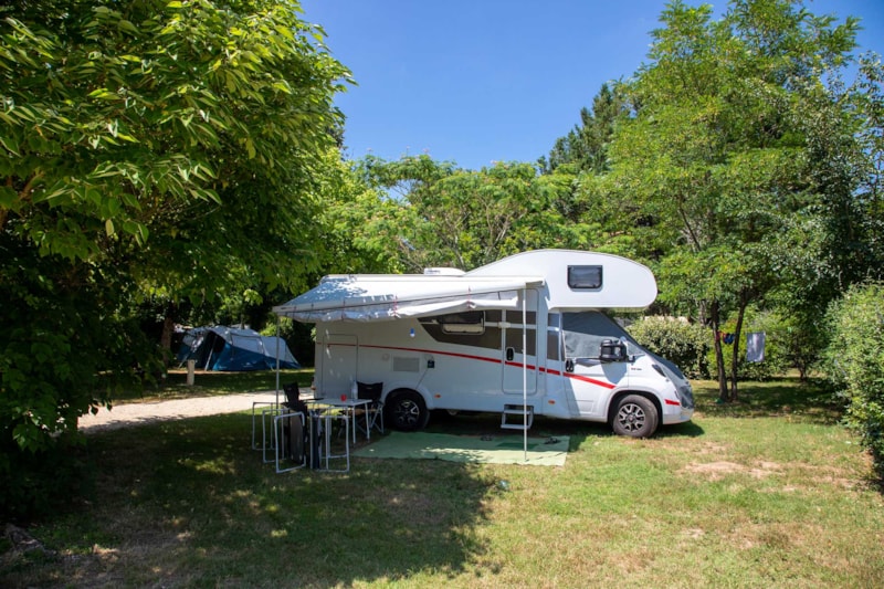 Piazzola Confort (tenda, roulotte, camper / 1 auto / Elettricità)