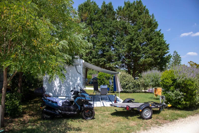 Forfait Confort Avec Électricité (1 Tente, Caravane Ou Camping-Car / 1 Voiture / Électricité)