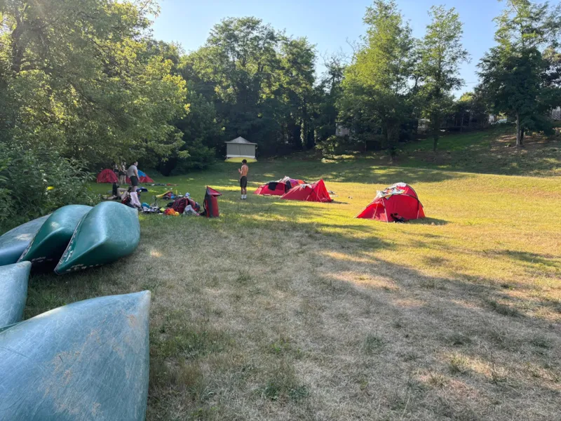 Forfait Bivouac (1 Tente, 1 Personne) -Sans Électricité- Randonneur, Cycliste, Canoéistes/Kayakistes