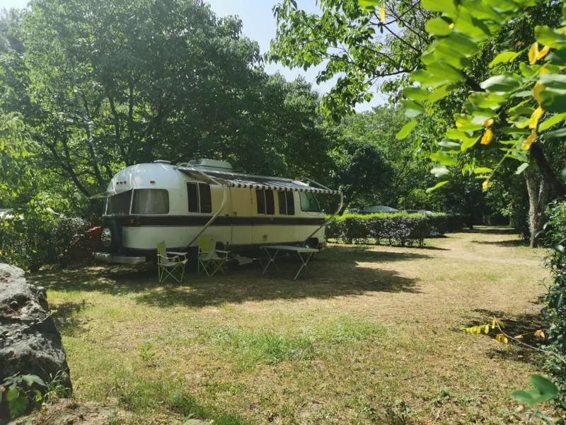 Emplacement 90M² À 200M² Environ: Voiture + Tente/Caravane Ou Camping-Car