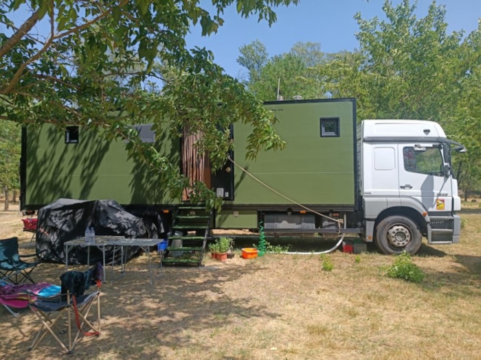 Emplacement 90M² À 200M² Environ: Voiture + Tente/Caravane Ou Camping-Car