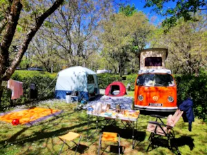 Emplacement - Emplacement 90m² à 200m² environ: voiture + tente/caravane ou camping-car - Camping Le Coin Charmant