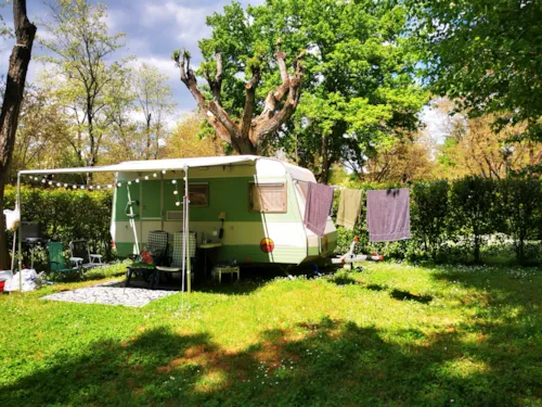 Emplacement - Emplacement 90M² À 200M² Environ: Voiture + Tente/Caravane Ou Camping-Car - image n°5 - Camping Le Coin Charmant