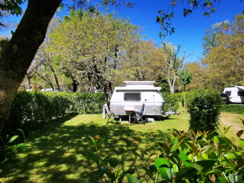 Emplacement - Emplacement 90M² À 200M² Environ: Voiture + Tente/Caravane Ou Camping-Car - image n°2 - Camping Le Coin Charmant