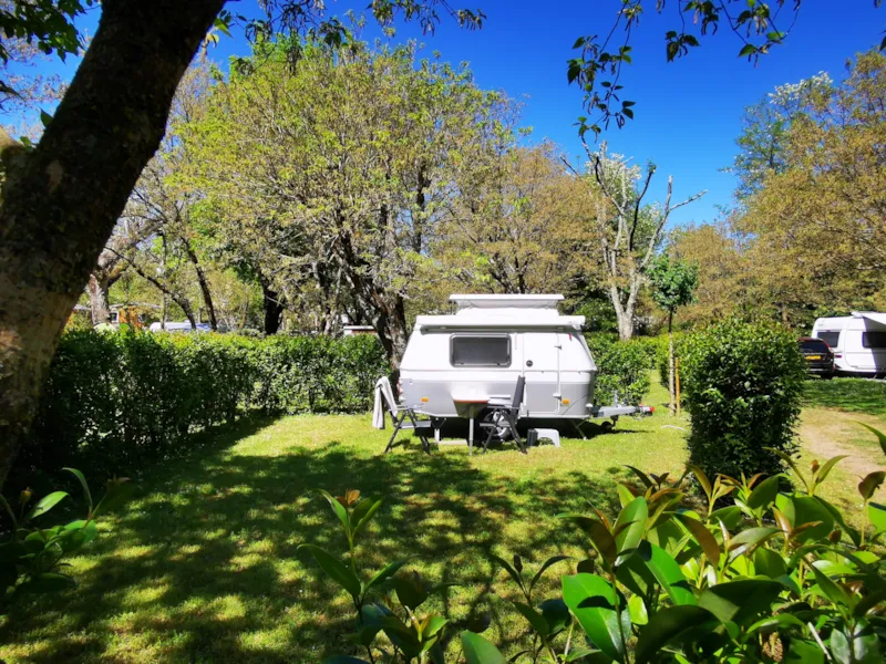 Emplacement 90M² À 200M² Environ: Voiture + Tente/Caravane Ou Camping-Car