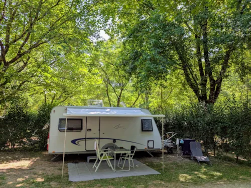 Emplacement - Emplacement 90M² À 200M² Environ: Voiture + Tente/Caravane Ou Camping-Car - image n°8 - Camping Le Coin Charmant