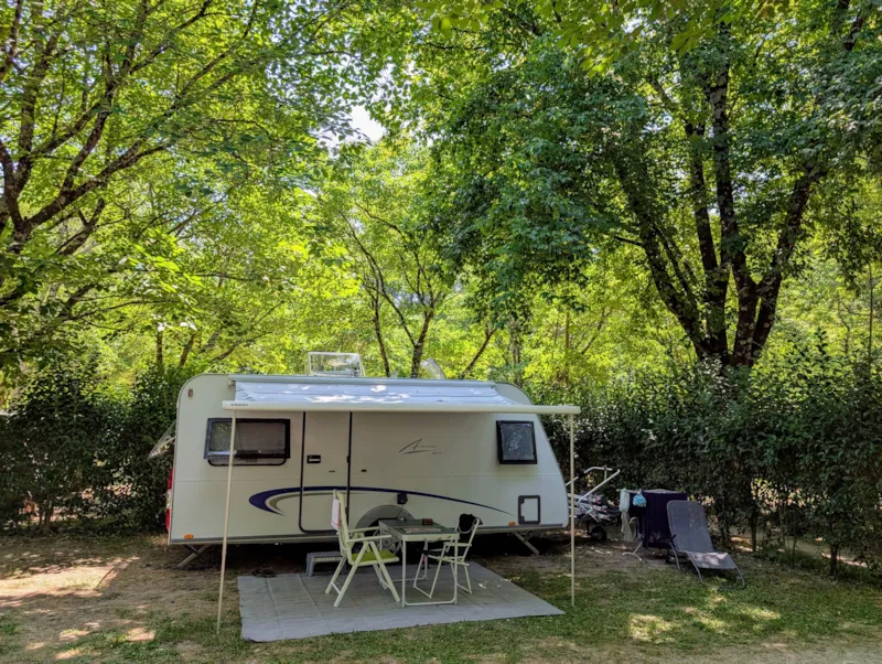 Emplacement 90M² À 200M² Environ: Voiture + Tente/Caravane Ou Camping-Car