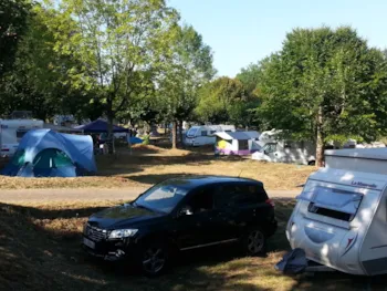 Stellplatz - Forfait Nature (2 Personen, 1 Fahrzeug, Ohne Strom) - Camping Seasonova Lac de Bournazel