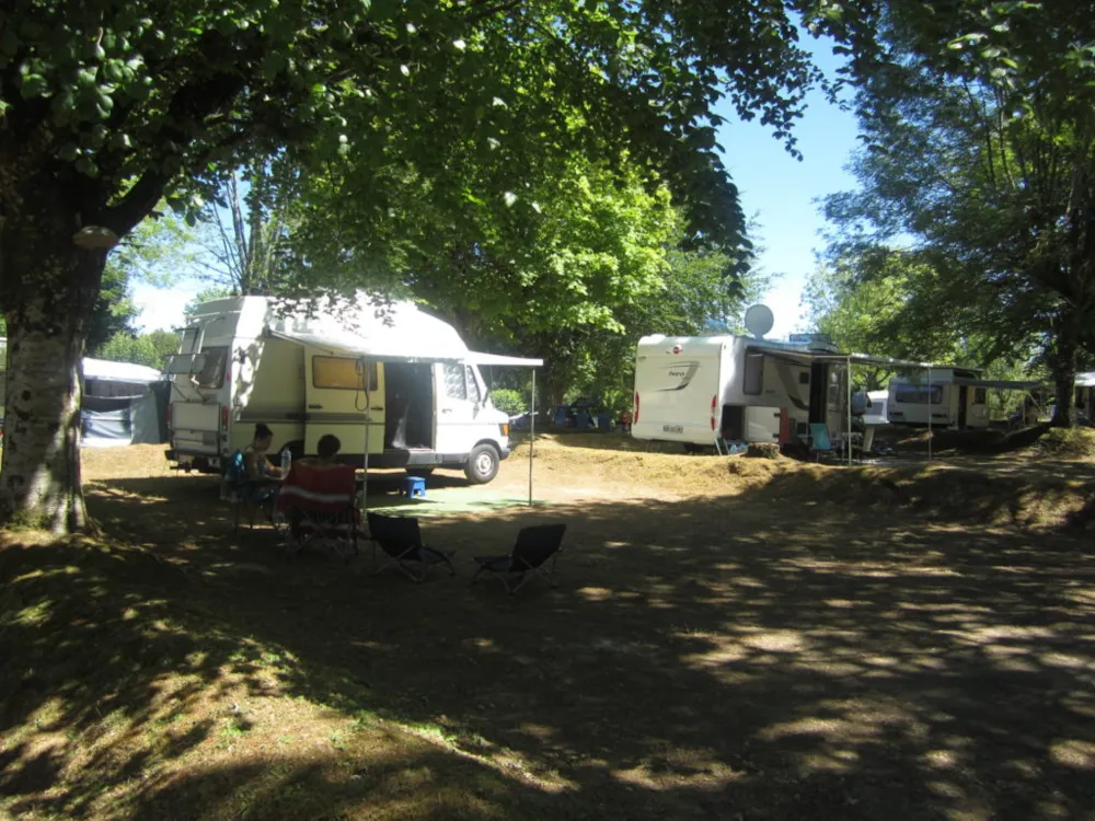 Emplacement - Forfait Rando (1 Pers, 1 Tente, Sans Électricité) - Camping Seasonova Lac de Bournazel
