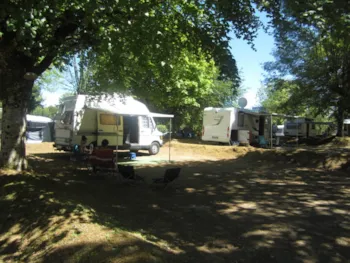 Stellplatz - Forfait Rando (1 Pers., 1 Zelt, Ohne Strom) - Camping Seasonova Lac de Bournazel