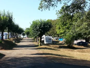 Stellplatz - Forfait Confort (2 Pers., 1 Fahrzeug, Mit Strom) - Camping Seasonova Lac de Bournazel