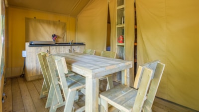 SLOW LODGE - 2 bedrooms, no bathroom — 3