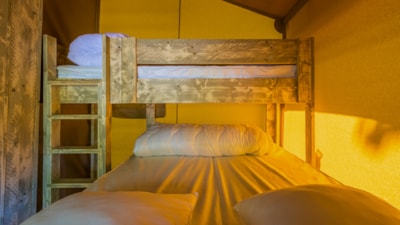 SLOW LODGE - 2 bedrooms, no bathroom — 6