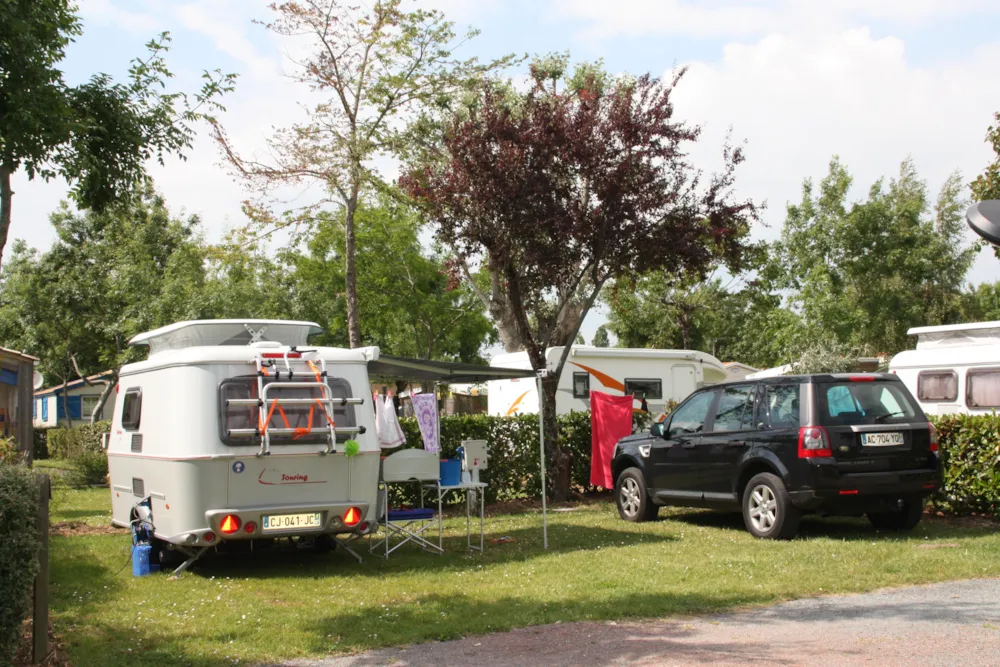 Pitch with tent, caravan or motor home / 1 car / electricity