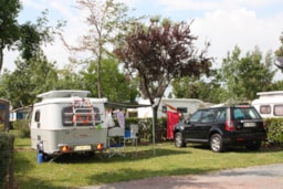 Kampeerplaats(en) - Standplaats Met Tent, Caravan Of Camper / 1 Auto / Elektriciteit - Camping Au Pigeonnier