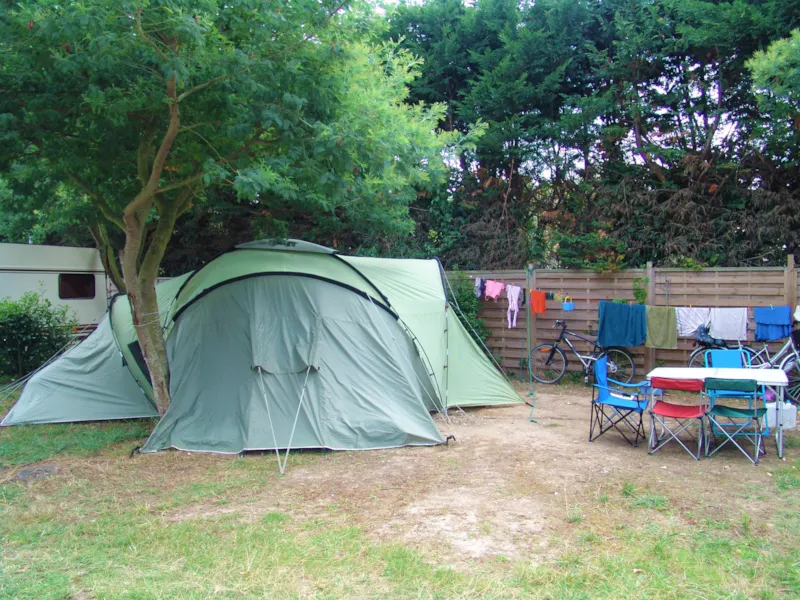Forfait 2 Pers, Emplacement Avec Caravane/ Camping Car/ Ou Tente Et Véhicule, Électricité  Inclue