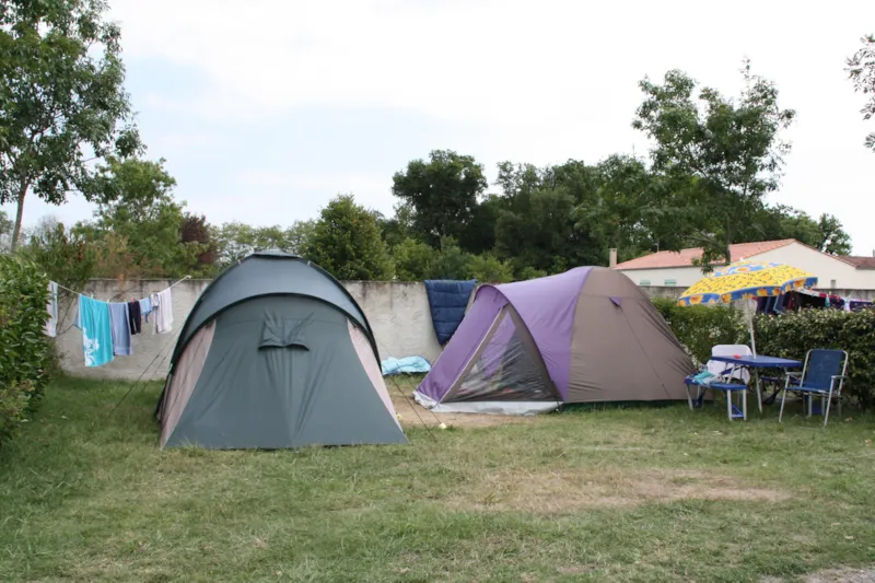 Forfait 2 Pers. Sans Électricité, Ensoleillé Et Non Délimité.