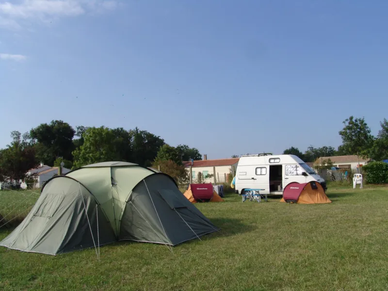 Forfait 2 Pers. Sans Électricité, Ensoleillé Et Non Délimité.