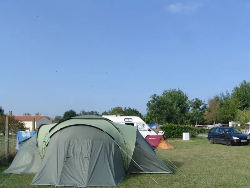 Forfait 2 Pers. Sans Électricité, Ensoleillé Et Non Délimité.