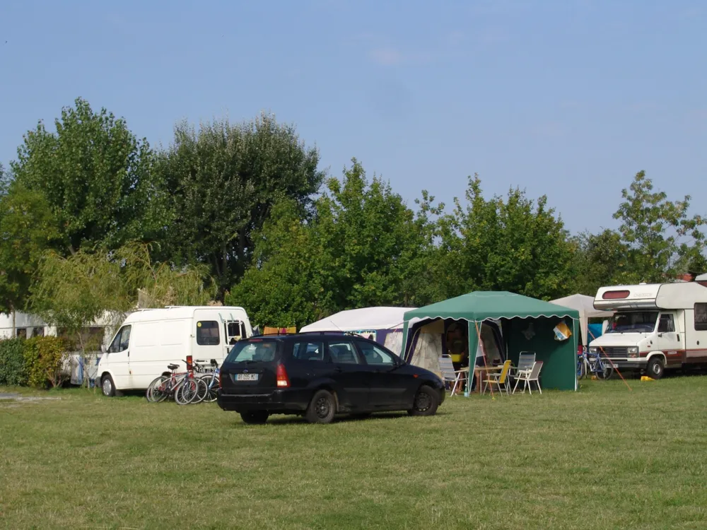 Emplacement - Forfait 2 Pers. Sans Électricité, Ensoleillé Et Non Délimité. - Camping Au Pigeonnier