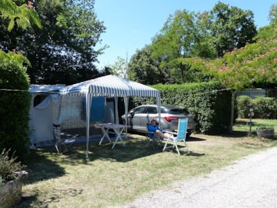 COMFORT Package with table and elect 6A : Pitch, car, tent or caravan or camping-car, electricity,