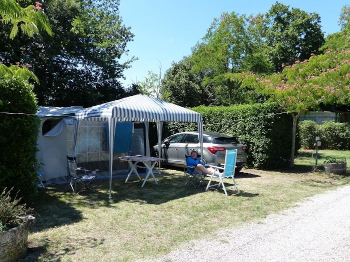 Forfait Confort Avec Table + Électricité 6A : Emplacement, Tente Ou Caravane Ou Camping-Car, Voiture