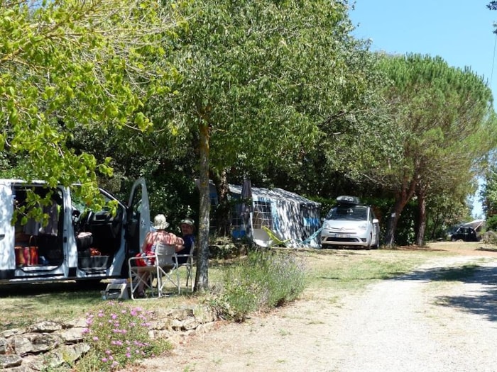 Forfait Confort Avec Table + Électricité 6A : Emplacement, Tente Ou Caravane Ou Camping-Car, Voiture