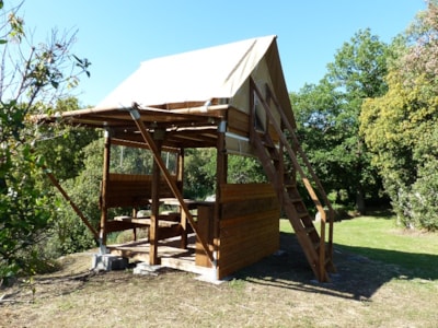 Tente Bivouac Small Standard on piles 1 bedroom (without toilet blocks)