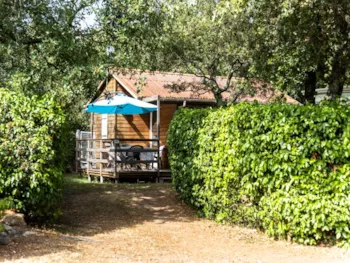 Mietunterkunft - Chalet 2 Zimmer 35M² -  Halbüberdachte Terrasse - Flower Camping Le Martinet Rouge