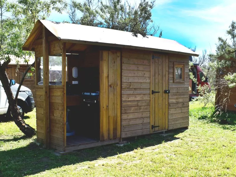 Emplacement - Forfait Premium Freecamp : Emplacement + Sanitaire Privé + Coin Cuisine Privé + Électricité - Flower Camping Le Martinet Rouge