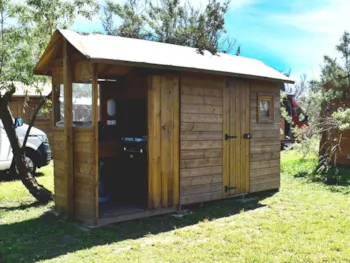 Stellplatz - Stellplatz Premium Freecamp : Privates Badezimmer + Privater Küchenbereich + Strom - Flower Camping Le Martinet Rouge