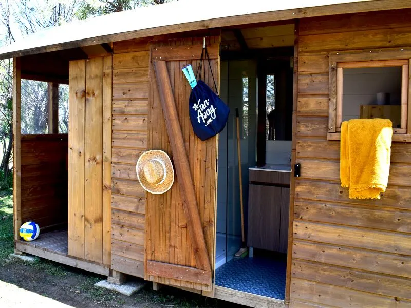 Forfait Premium Freecamp : Emplacement + Sanitaire Privé + Coin Cuisine Privé + Électricité